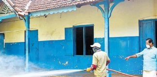 വോട്ടെടുപ്പ് കഴിഞ്ഞു; ഇനി ബൂത്തുകളും പരിസരവും വൃത്തിയാക്കല് Malabarnews_wayanad