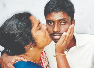 കൺകണ്ട ദൈവത്തിന്റെ കരുത്തിൽ ‘ശ്രീരാജ്’ അന്ധതയെ തോൽപിച്ച് ജെആർഎഫ് കരസ്ഥമാക്കി SREERAJ with Amma (Pathmini) _ Malabar News