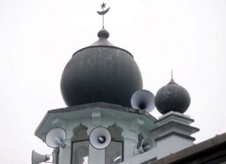 മുസ്ലിം പള്ളികളിൽ ഉച്ചഭാഷിണിയിൽ ബാങ്ക് കൊടുക്കുന്നത് നിരോധിക്കണം; ശിവസേന