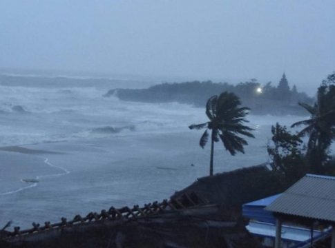 മൊൻത ചുഴലിക്കാറ്റ്; ആന്ധ്രായിൽ നാലുമരണം, വിളകൾ നശിച്ചു- വിമാന സർവീസുകൾ റദ്ദാക്കി Malabarnews_Montha cyclone