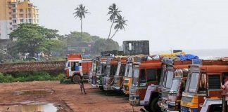 പാർക്കിംഗ് മാറ്റാൻ സ്ഥലമില്ല; ലോറികൾ ഇപ്പോഴും സൗത്ത് ബീച്ചിൽ തന്നെ lorry parking