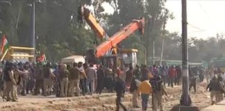 സിംഗുവിൽ കർഷകർക്ക് എതിരെ പ്രതിഷേധവുമായി നാട്ടുകാർ; സംഘർഷാവസ്ഥ തുടരുന്നു