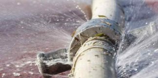 മലാപ്പറമ്പിൽ കുടിവെള്ള പൈപ്പ് പൊട്ടി; റോഡിൽ ഗർത്തം, വീടുകളിൽ വെള്ളം ഇരച്ചെത്തി water-pipe burst