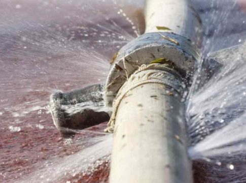 മലാപ്പറമ്പിൽ കുടിവെള്ള പൈപ്പ് പൊട്ടി; റോഡിൽ ഗർത്തം, വീടുകളിൽ വെള്ളം ഇരച്ചെത്തി water-pipe burst