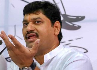 മഹാരാഷ്ട്ര മന്ത്രിക്കെതിരെ ഗായിക രേണു ശര്മ്മയുടെ ലൈംഗിക ആരോപണം dhananjay-munde