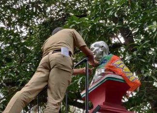 പാലക്കാട് നഗരസഭയിലെ ഗാന്ധി പ്രതിമയില് ബിജെപി കൊടി; പോലീസ് കേസെടുത്തു BJP-Flag-on-Gandhi-Statue