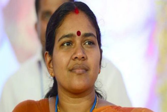 പാലക്കാട് വോട്ടർമാർക്ക് പണം; ബിജെപിക്കെതിരെ കോൺഗ്രസ്, ദൃശ്യങ്ങളും പുറത്തുവിട്ടു Sobha Surendran says she will not contest if the complaint is not resolved