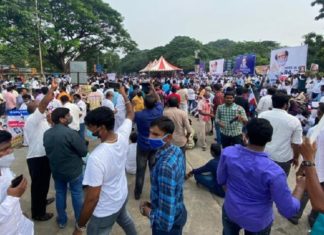 രജനികാന്തിന്റെ രാഷ്ട്രീയ പ്രവേശനം; പിൻവാങ്ങാതെ ആരാധകർ; തെരുവിൽ പ്രതിഷേധം Protest chennai