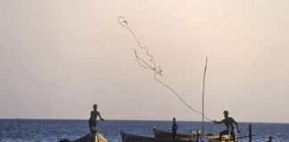 നാട്ടികയില് വഞ്ചി മറിഞ്ഞ് കാണാതായ നാല് പേരെ രക്ഷിച്ചു Fishermen rescued