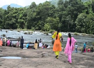സന്ദര്ശകര് തിങ്ങിനിറഞ്ഞ് അതിരപ്പിള്ളി; കോവിഡ് ആശങ്കകള് വര്ധിക്കുന്നു Athirappilly