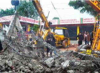 യുപിയിൽ ശ്മശാനത്തിന്റെ മേൽക്കൂര തകർന്ന സംഭവം; മൂന്ന് പേർ അറസ്റ്റിൽ 3-arrested-in-Muradnagar-crematorium-roof-collapse-case