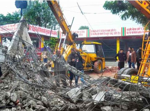 യുപിയിൽ ശ്മശാനത്തിന്റെ മേൽക്കൂര തകർന്ന സംഭവം; മൂന്ന് പേർ അറസ്റ്റിൽ 3-arrested-in-Muradnagar-crematorium-roof-collapse-case