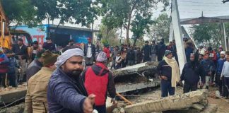 യുപിയിൽ ശ്മശാനത്തിന്റെ മേൽക്കൂര തകർന്നു വീണ് അപകടം; മരണം 23 ആയി roof-collapse-at-Ghaziabad-cremation-ground