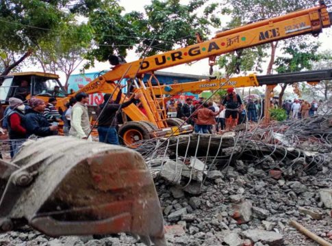 ശ്മശാനത്തിന്റെ മേൽക്കൂര തകർന്നുവീണ് യുപിയിൽ 16 മരണം