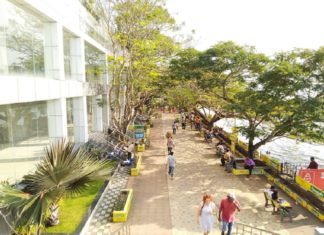കൊച്ചി മറൈൻ ഡ്രൈവിലെ വാക് വേ ഉൽഘാടനം നാളെ Walkway_of_Marine_Drive,_Kochi
