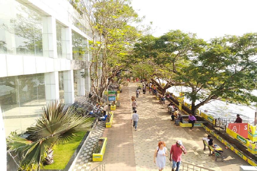 Walkway_of_Marine_Drive,_Kochi_ Walkway_of_Marine_Drive,_Kochi