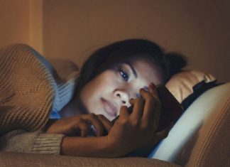 കിടക്കയിൽ മൊബൈൽ ഫോൺ ഉപയോഗിക്കുന്നവരാണോ? ബാക്ടീരിയ നിങ്ങളെ ഇല്ലാതാക്കും!