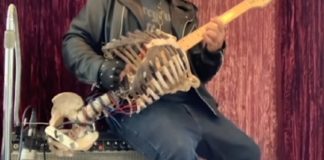 അമ്മാവന്റെ ഓർമക്കായി ‘എല്ലൂരി’ ഗിറ്റാറുണ്ടാക്കിയ സംഗീതജ്ഞൻ വൈറലാവുന്നു prince-midnight