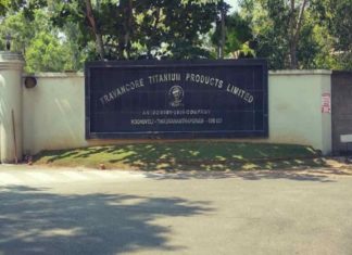 ടൈറ്റാനിയം ഫാക്ടറിയിൽ ഫർണസ് ഓയിൽ ചോർച്ച; എണ്ണ കടലിലേക്ക് ഒഴുകി