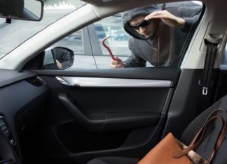 വിവാഹവസ്ത്രം എടുക്കാനെത്തി; കാറിന്റെ ചില്ലു തകർത്ത് 1.5 ലക്ഷം കവർന്നു