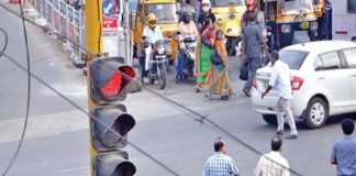 เดเตเดฐเดพเดซเดฟเดเต เดธเดฟเดเตโเดจเตฝ เดธเดฎเดฏเดเตเดฐเดฎเดคเตเดคเดฟเตฝ เดฎเดพเดฑเตเดฑเด; เดฎเดจเตเดจเดฏเดฟเตฝ เดเดคเดพเดเดค เดเตเดฐเตเดเตเดเต เดฐเตเดเตเดทเด signal lights