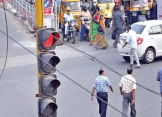 ട്രാഫിക് സിഗ്നൽ സമയക്രമത്തിൽ മാറ്റം; മന്നയിൽ ഗതാഗത കുരുക്ക് രൂക്ഷം signal lights