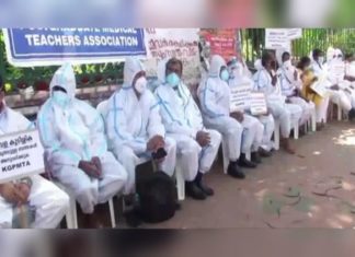 ശമ്പള കുടിശിക ആവശ്യപ്പെട്ട് സമരം; പിപിഇ കിറ്റ് ധരിച്ച് ഡോക്ടർമാർ സെക്രട്ടറിയേറ്റിൽ