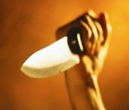 മദ്യലഹരിയിൽ തർക്കം; യുവാവ് സഹോദരനെ വെട്ടിക്കൊലപ്പെടുത്തി A young man was stabbed on Manaviyam Veethi