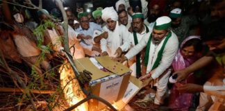 കാർഷിക നിയമങ്ങൾ കത്തിച്ച് ഡെൽഹിയിൽ കർഷകരുടെ ‘ഹോളിക ദഹൻ’ ആഘോഷം