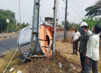 ലോറിയിൽ നിന്ന് സാധനങ്ങൾ തെറിച്ച് വൈദ്യുത തൂണിൽ ഇടിച്ചു; ദുരന്തം ഒഴിവായി