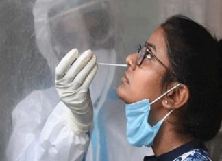 കോവിഡ് കേസുകൾ കുറയുന്നെന്ന് കേന്ദ്രം; അങ്ങനെ പറയാറായിട്ടില്ലെന്ന് വിദഗ്ധർ covid in india