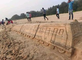 മെമു സർവീസ് അവഗണന; ജനകീയ സമരം ആരംഭിച്ചു; മണൽ ശിൽപമൊരുക്കി പ്രതിഷേധം