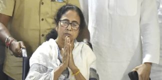 കാലിന് പരിക്ക്; വീൽചെയറിൽ റോഡ് ഷോ നയിക്കാൻ മമത; പ്രകടനം ഇന്ന് Days After Leg Injury, Mamata Banerjee To Lead Roadshow On Wheelchair