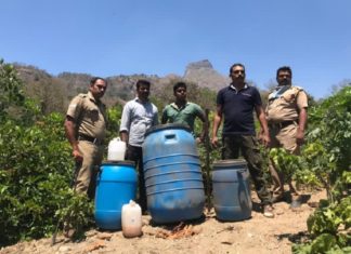 പുഴയില് ഒളിപ്പിച്ച വാഷും ചാരായവും പിടികൂടി wash seized_excise