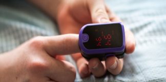 ഡിമാൻഡേറി; കിട്ടാനില്ല ഓക്സി മീറ്റർ; നിയന്ത്രണമില്ലാതെ കുതിച്ച് വിലയും