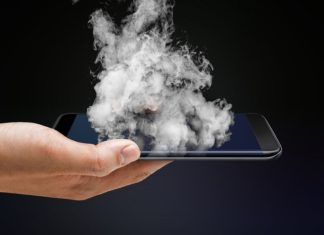 കളിക്കുന്നതിനിടെ മൊബൈൽ ബാറ്ററി പൊട്ടിത്തെറിച്ചു; 5 വയസുകാരി രക്ഷപെട്ടു; സൂക്ഷിക്കുക