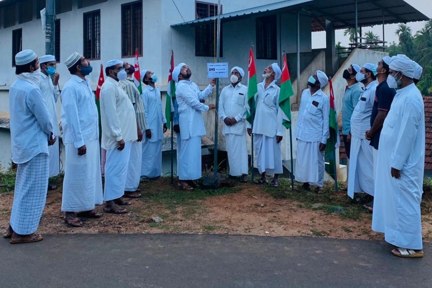 CK Hassainar Saqafi hoisting the Flag on the 68th founding day of SYS District President CK Hassainar Saqafi hoisting the Flag on the 68th founding day of SYS