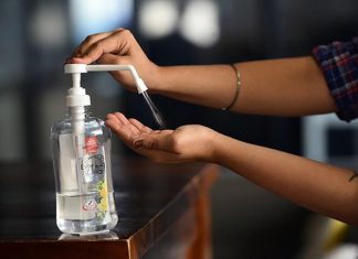 എടിഎം കൗണ്ടറുകളിൽ സാനിറ്റൈസറിന്റെ കാലിക്കുപ്പികൾ; ബോട്ടിലുകൾ മോഷണം പോകുന്നെന്ന് പരാതി