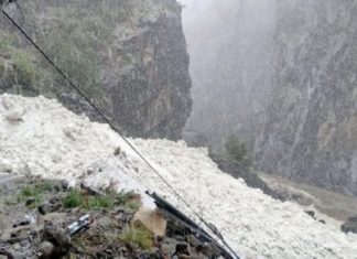 ഉത്തരാഖണ്ഡിലെ ചമോലിയിൽ മഞ്ഞുമല ഇടിഞ്ഞു Glacier-bursting-near-India-China-border-in-Chamoli-Uttarakhand