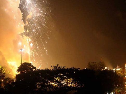 വേല വെടിക്കെട്ട്; ജനുവരി രണ്ടിനകം തീരുമാനം ഉണ്ടാവണമെന്ന് ഹൈക്കോടതി ഉത്തരവ് Vela fireworks display at Paramekavu and Thiruvambadi temples