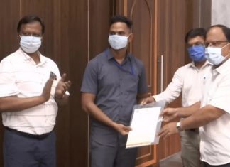 ജീവൻ പണയംവെച്ച് രക്ഷിച്ചെടുത്തത് കുരുന്ന് ജീവൻ; മയൂർ ഷെൽക്കേക്ക് റെയിൽവേയുടെ പാരിതോഷികം