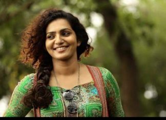 മാനുഷിക പരിഗണന വേണം; തൃശൂര് പൂരം നടത്തരുതെന്ന് പാർവതി തിരുവോത്ത് parvathy