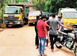 പൊടി തിന്നു തളർന്നു; നെടുമ്പ്രക്കാട്ടിലെ ക്വാറികൾക്ക് എതിരെ റോഡിലിറങ്ങി നാട്ടുകാർ