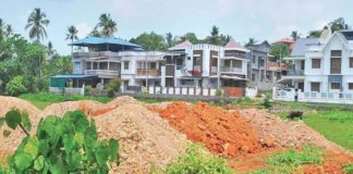 മുക്കത്ത് വയൽ നികത്തി കെട്ടിടം നിർമിക്കുന്നത് നാട്ടുകാർ തടഞ്ഞു