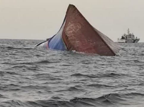 അപകടത്തിൽ പെട്ട ബോട്ട് പൂർണമായും മുങ്ങി; രക്ഷാപ്രവർത്തനം പ്രതിസന്ധിയിൽ Boat-accident