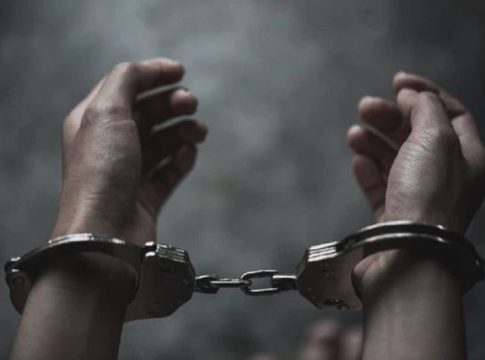 മൂവാറ്റുപുഴയിൽ വ്യാജ കോവിഡ് സർട്ടിഫിക്കറ്റ് നിർമിച്ച് നൽകുന്നയാൾ പിടിയിൽ arrest