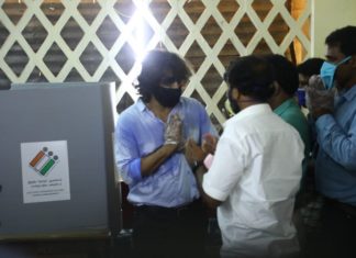 കാൽനടയായി വോട്ട് രേഖപ്പെടുത്താൻ എത്തി ചിയാൻ വിക്രം vikram