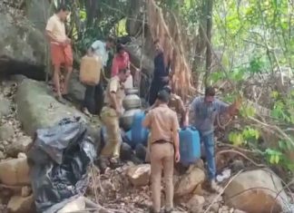 കാടുകയറി ചാരായവേട്ട; നാദാപുരത്ത് 1200 ലിറ്റർ വാഷ് പിടികൂടി wash-seized-in-nadapuram