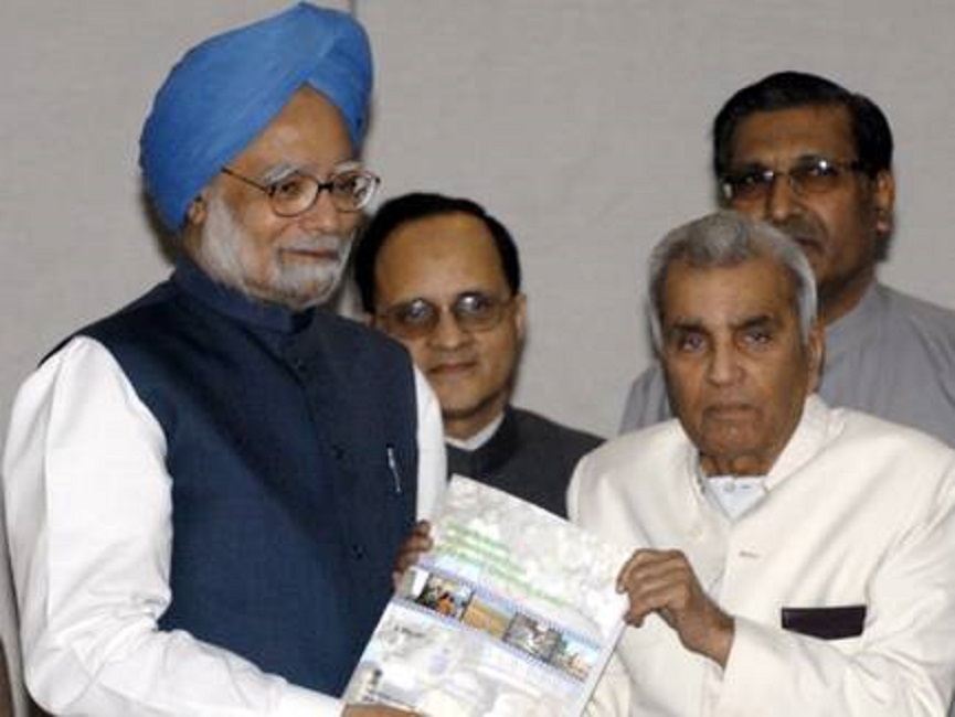 Sachar Committee report handovering to Manmohan Singh