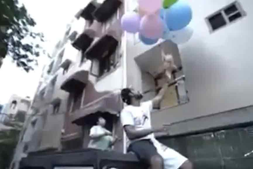 Flying-Dog-With-Hydrogen-Balloons